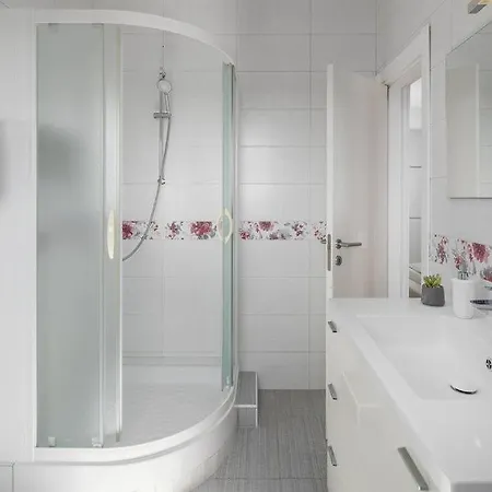 Villa Diva- By Guide *