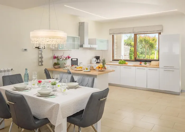 Diva- By Guide 로비니